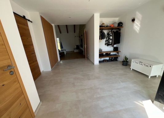 Flur inkl. Garderobe und Schrank